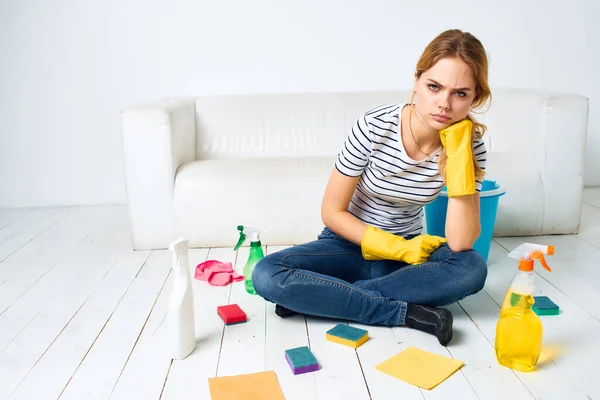 Evde temizlik yapan kadın deterjan yıkıyor. — Stok fotoğraf