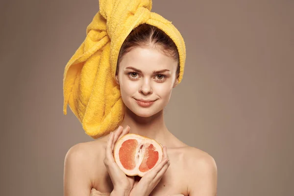 Mulher com toranja em sua mão pele limpa ombros nus tratamentos de saúde spa — Fotografia de Stock