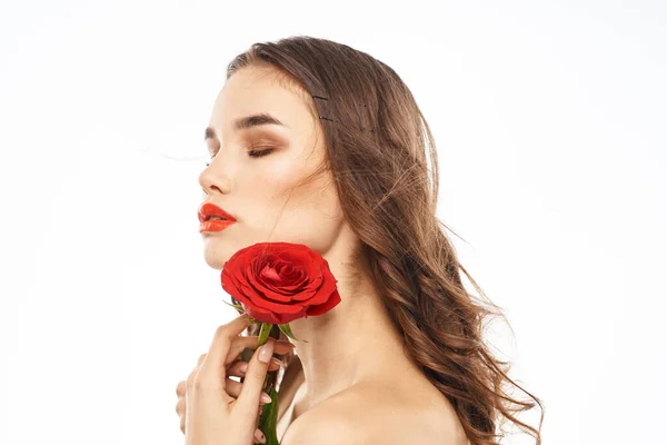Kobieta z nagimi ramionami i czerwony róż wieczorem makijaż lekkie tło — Zdjęcie stockowe