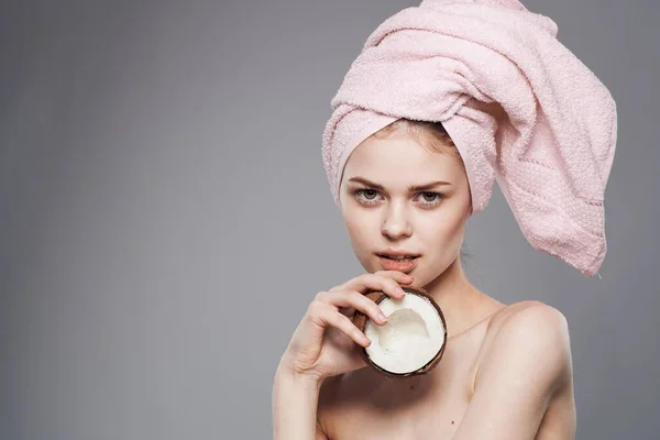 Mooie vrouw met kokosnoot in haar handen huidverzorging tropen natuurlijke cosmetica — Stockfoto