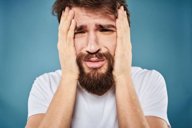 Beyaz tişörtlü adam yaşam tarzı stüdyo duyguları yüz ifadesi mavi izole arkaplan