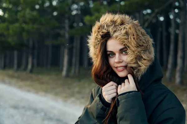 Mujer bonita chaqueta con capucha caliente en la naturaleza close-up aspecto atractivo —  Fotos de Stock