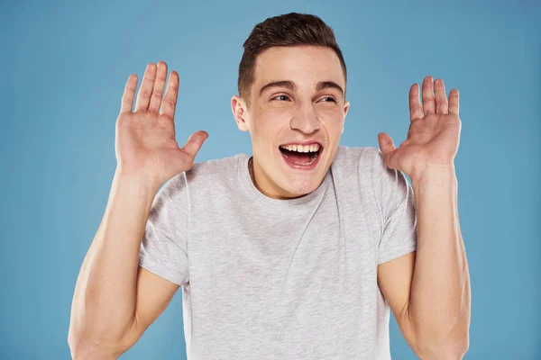 Uomo emotivo in bianco t-shirt vista ritagliata su sfondo blu stile di vita — Foto Stock