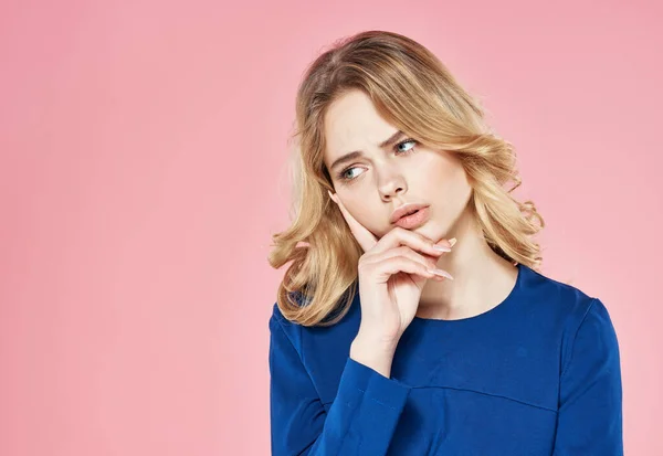 Mooie vrouw elegante stijl lifestyle emoties roze achtergrond — Stockfoto