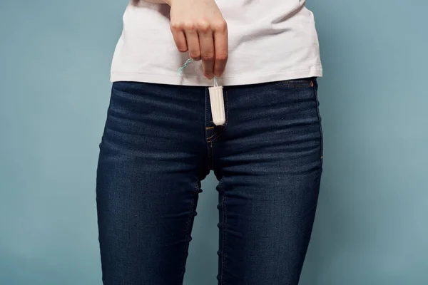 Frau mit Tampon und Jeans T-Shirt Menstruation blauer Hintergrund abgeschnitten Ansicht Hygiene — Stockfoto