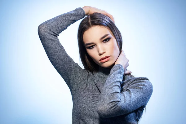 Bela mulher brilhante maquiagem cinza jaqueta atraente olhar luxo modelo estúdio — Fotografia de Stock