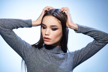 Güzel bir kadın parlak makyaj gri ceket çekici lüks model stüdyo