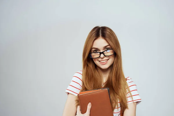 Menina inteligente educação universitária notepads ciência óculos estudante feminino — Fotografia de Stock