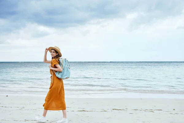 Viaggiatore felice sulla spiaggia sull'isola in abito sneakers — Foto Stock