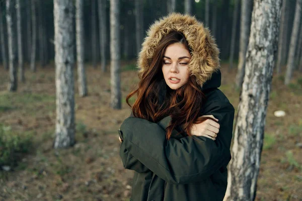 Mujer chaquetas frescura naturaleza bosque estilo de vida viaje — Foto de Stock