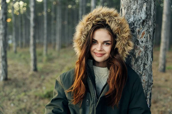 Mulher ao ar livre na floresta outono viagens de férias — Fotografia de Stock