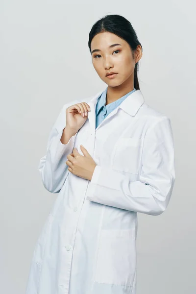 Žena v bílém plášti lékař profesionální — Stock fotografie