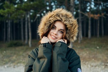 Orman geçmişi seyahat hayatı üzerine kadın ceketi