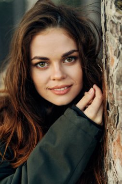 Güzel bir kadın. Sonra çekici bir yakın çekim. Sıkı bir cekete benziyor.