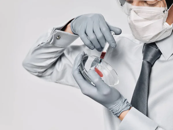 Чоловік в медичній масці аналіз крові на коронавірус — стокове фото