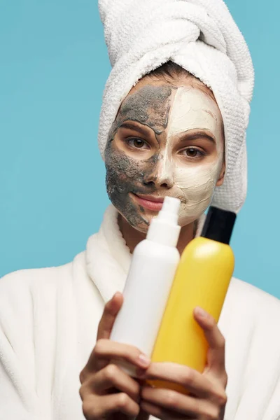 化粧水保湿剤の瓶で女性の顔に黒頭に対するマスク — ストック写真