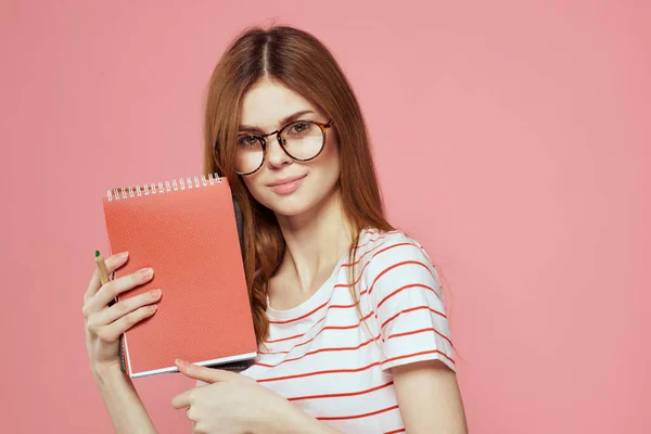 Bela estudante segurando livros instituto de educação gesticulando com as mãos rosa fundo Espaço Copiar — Fotografia de Stock