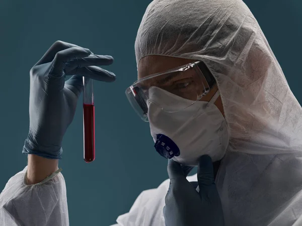 Чоловічий лаборант в медичній масці крові для коронавірусної лабораторії — стокове фото