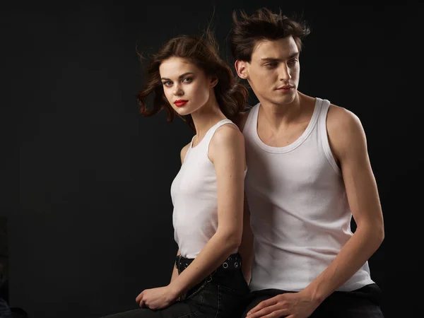 Muž a žena v bílých tričkách portrét tmavé pozadí romantika — Stock fotografie