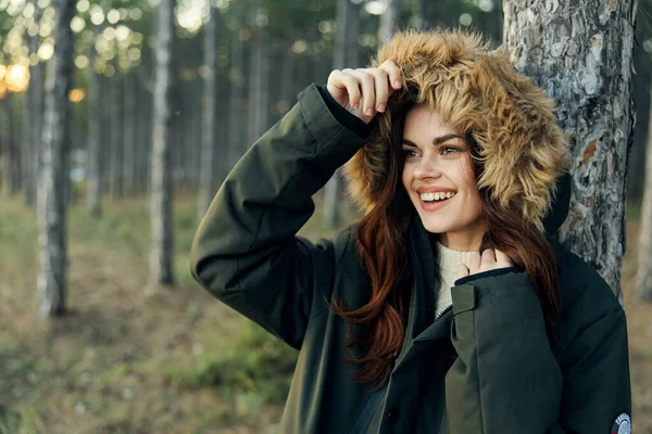 Mujer chaqueta con capucha caliente al aire libre estilo de vida aire fresco viaje —  Fotos de Stock