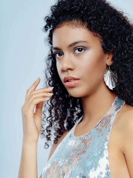 Mujer vestido de plata brillante joyería pelo rizado negro — Foto de Stock