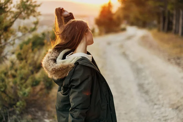 Mujer al aire libre en una chaqueta en las vacaciones de viaje por carretera —  Fotos de Stock