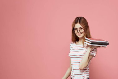 Pembe arka plan gözlüklü genç kız öğrenci yüz eğitimi enstitüsünde kırpılmış görüş