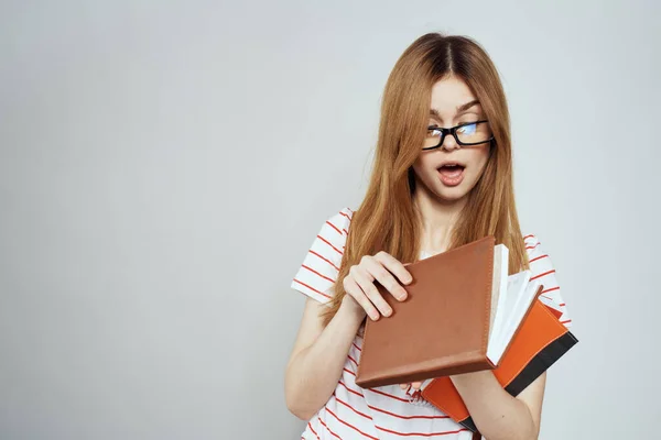 Slim meisje universiteit onderwijs notitieblokken wetenschap bril vrouwelijke student — Stockfoto