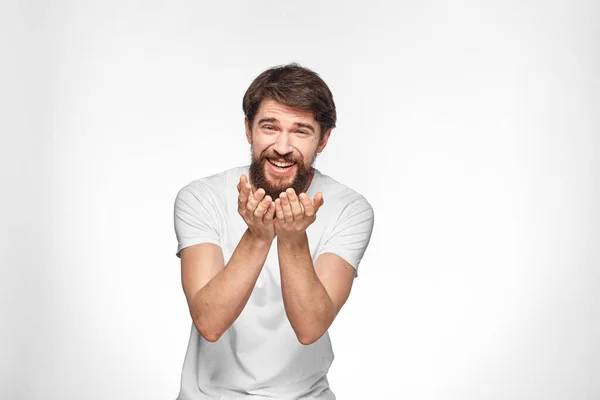 Бодрый эмоциональный бородатый мужчина жестом руками крупным планом светлый фон — стоковое фото