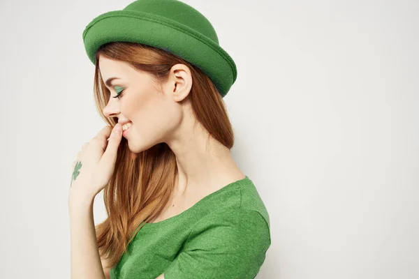 Mujer feliz en ropa verde en San Patricio día trébol sombrero modelo de maquillaje — Foto de Stock