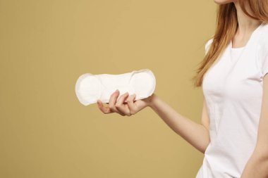 Elinde ped olan bir kadın. Adet dönemi. Hijyen temiz görünüyor.