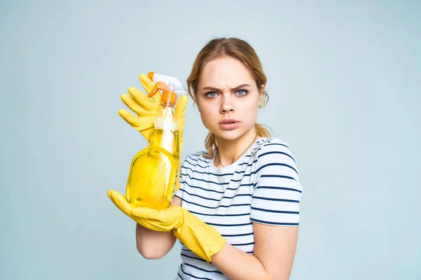 Уборщица в резиновых перчатках — стоковое фото