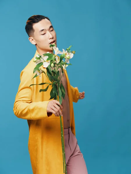 白い花のロマンチックな男の花束青の背景コピースペース — ストック写真