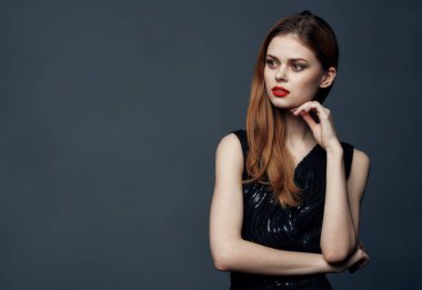 Gece kıyafetli romantik kadın. Kızıl saçlı, gri arka plan modeli.