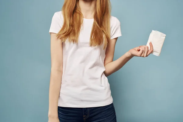 Meisje met een pad op een blauwe achtergrond kritieke dagen menstruatie hygiëne verschijning — Stockfoto