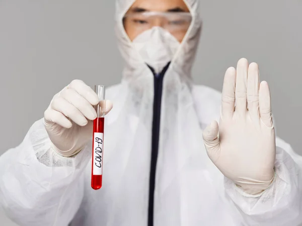 Un asistente de laboratorio masculino sostiene en sus manos analiza el diagnóstico de investigación de cerca —  Fotos de Stock