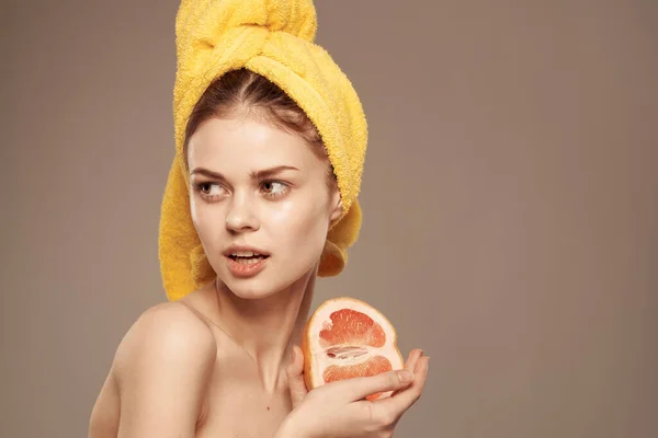 Beautiful woman with a yellow towel on her head exotic fruits citrus vitamins health — Stock Photo, Image