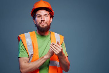 Üniformalı inşaat mühendisi sakallı adam görüntüsü.