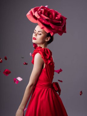 Kırmızı elbiseli kadın gül gibi büyülendi taç yaprakları kırmızı dudaklar lüks 
