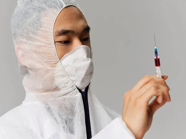 Людина в медичній захисній масці вакцина лабораторне дослідження лікування — стокове фото