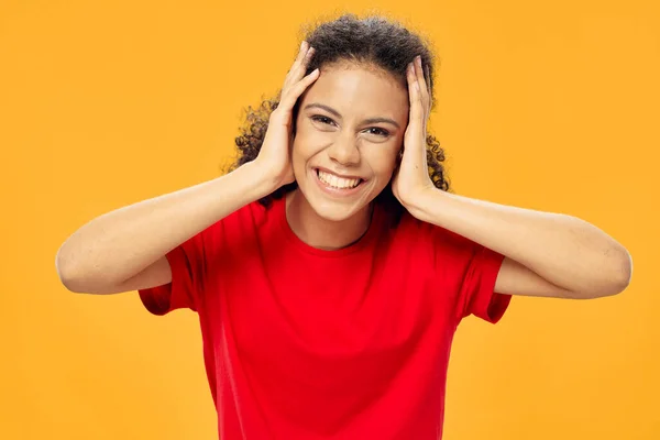 Mulher em um vermelho T-shirt sorriso mão em sua cabeça close-up — Fotografia de Stock