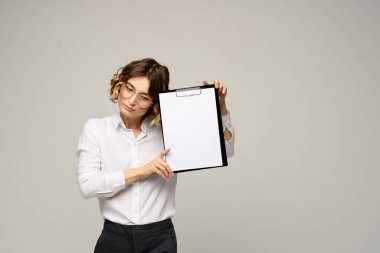 Gri arkaplan üzerine dosya klasörüne sahip iş kadını iş görüşünü kırptı