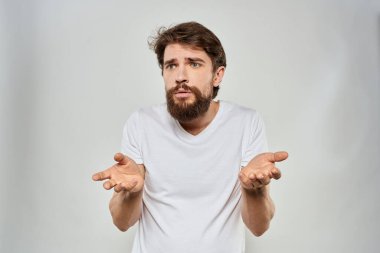 Sakallı adam el beyaz kesim tişörtlü stüdyo yaşam tarzıyla hareket ediyor.