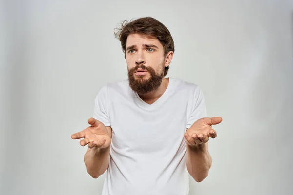 Homem barbudo gesticulando com mão branca cortada t-shirt estúdio estilo de vida — Fotografia de Stock