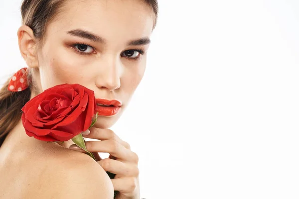 Gyönyörű nő piros rózsa közel arc smink meztelen vállak portré — Stock Fotó