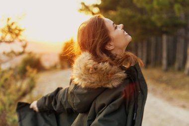 Neşeli kadın dışarıda yaşam tarzı özgürlük eğlencesi