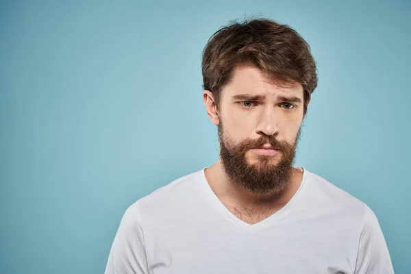 Bearded man känslor vit t-shirt livsstil gester med händer blå bakgrunder — Stockfoto