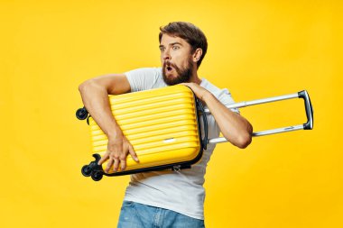 Elinde bavulu ve ağzı açık korkmuş bir adam.