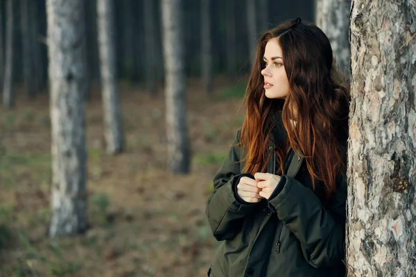 Mujer al aire libre cerca de los árboles bosque de otoño viajar mirando a un lado —  Fotos de Stock