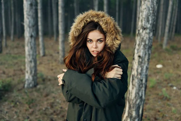 Mulher com capuz jaqueta natureza floresta estilo de vida — Fotografia de Stock